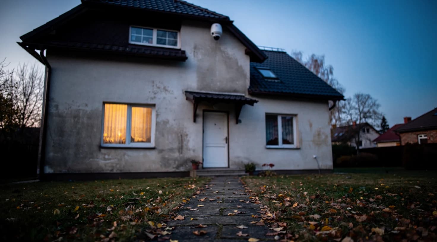 Wszystkich Świętych 2026: zmrok o 16:07 i pusty dom. Jak go zabezpieczyć przed wyjazdem