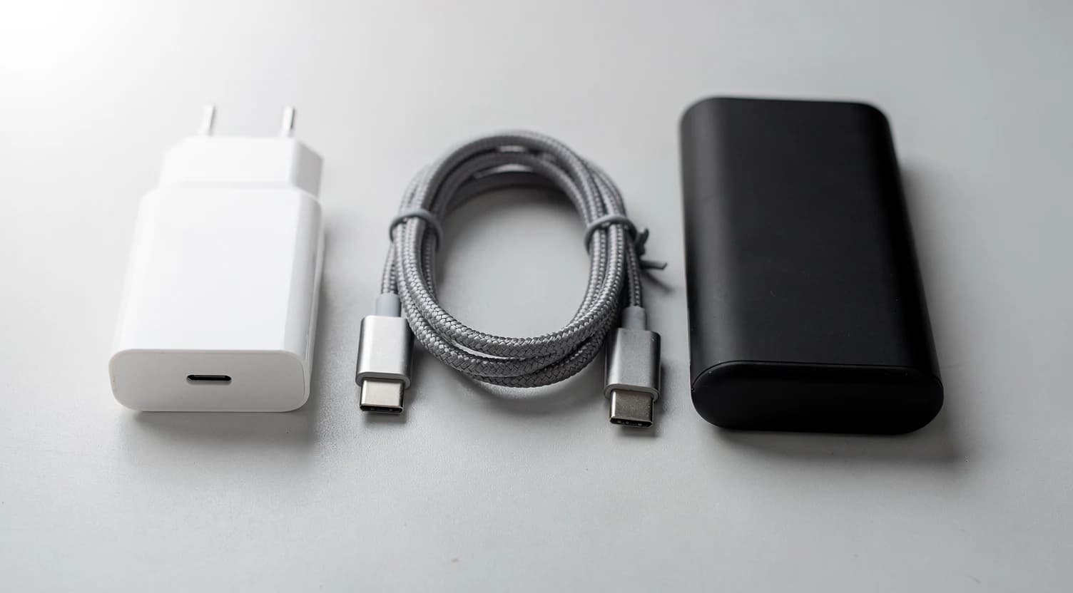 Nowy telefon i laptop bez ładowarki: jak dobrać zasilacz USB-C i kabel